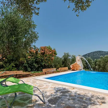 With A Fireplace 388 * Ston