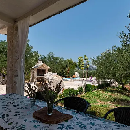 Сasa de vacaciones With A Fireplace 388 Ston