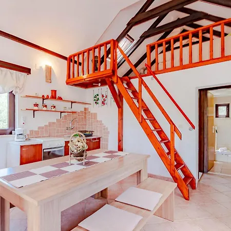 Сasa de vacaciones With A Fireplace 388 Ston